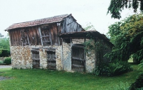 Étable à cochons portes de gauche et derrière la porte de droite la grosse marmite ou l'on cuisait les pommes de terre . - Saint-Mexant