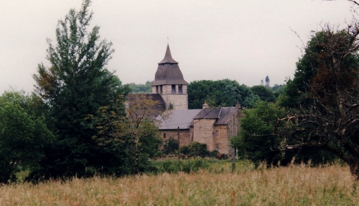 Vue sur l'église - Saint-Mexant