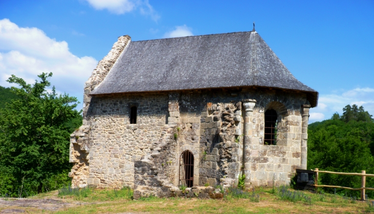 Prieure-du-12eme-siecle-recouverte-en-bardeaux-de-chaignier - Saint-Pantaléon-de-Lapleau