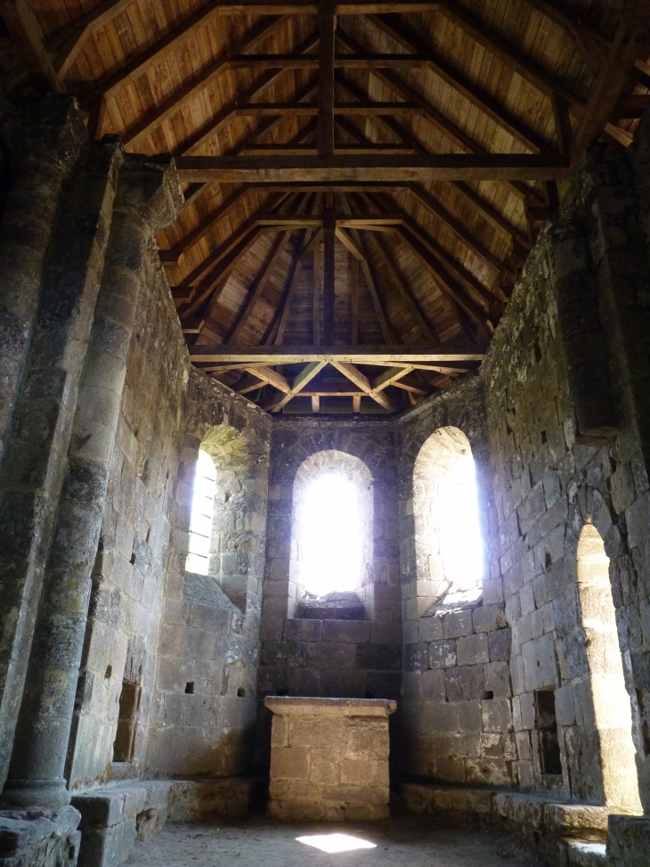 Vue intérieur de la prieuré, sa charpente en chêne, couverte en bardeaux de chataîgnier - Saint-Pantaléon-de-Lapleau