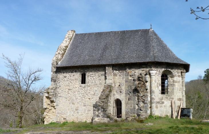 SAINT- PANTALEON- DE- LAPLEAU Prieuré  du 12ème siècle recouverte en bardeaux de chaîgnier  - Saint-Pantaléon-de-Lapleau