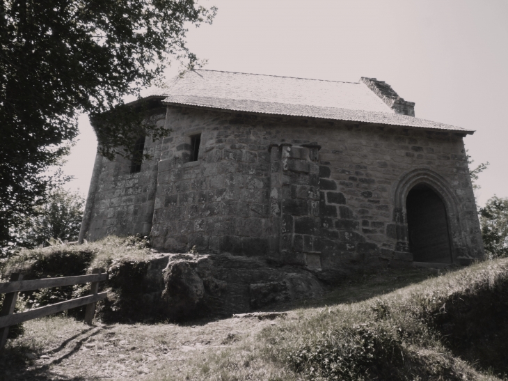 SAINT- PANTALEON- DE- LAPLEAU Prieuré  du 12ème siècle recouverte en bardeaux de chaîgnier  - Saint-Pantaléon-de-Lapleau