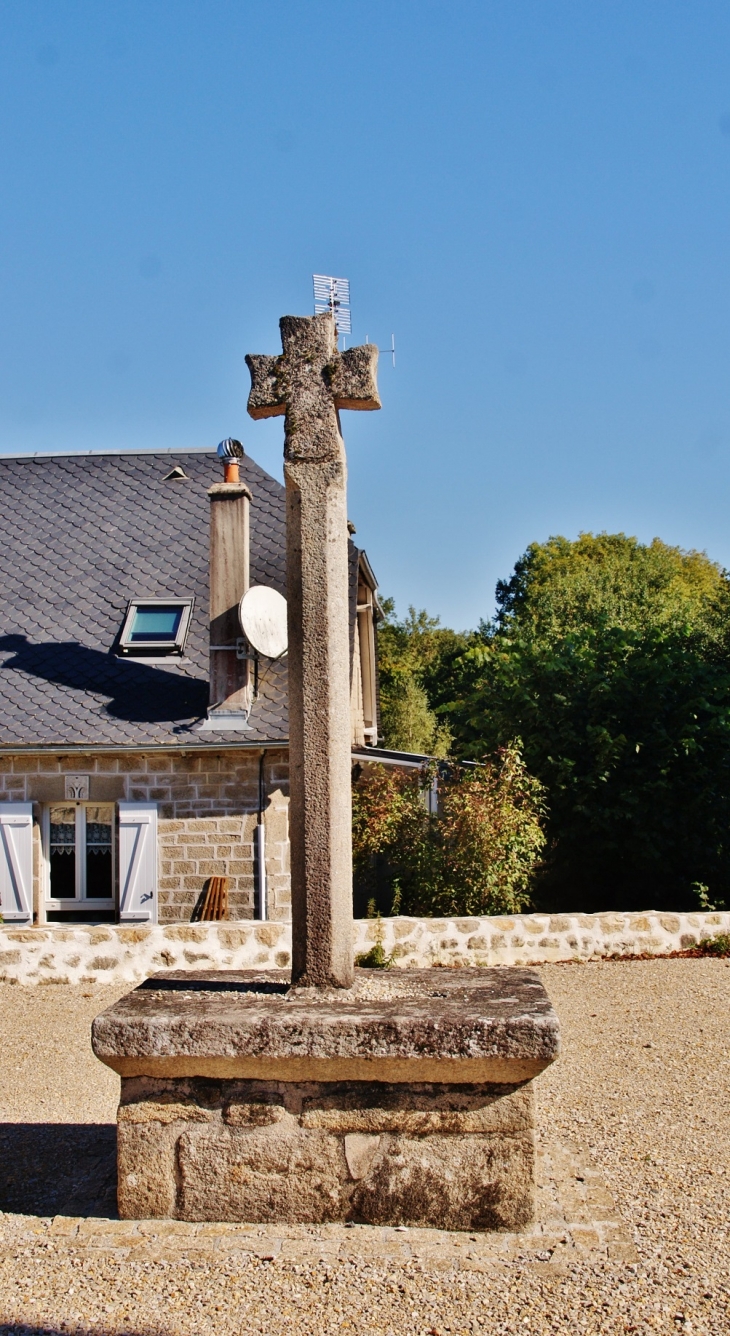 Croix - Saint-Pardoux-la-Croisille