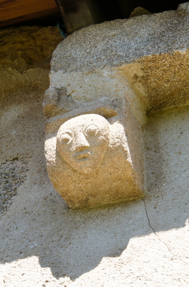 Détail : modillon de l'église. - Saint-Rémy