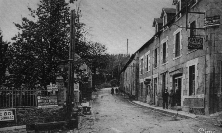 Carrefour de Sornac, vers 1940 (carte postale ancienne)/ - Saint-Setiers