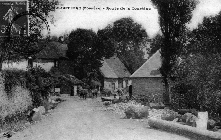 Route de la Courtine, vers 1910 (carte postale ancienne). - Saint-Setiers