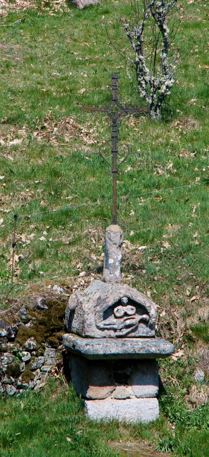 Croix de chemin. - Saint-Setiers