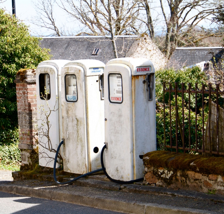 Anciennes pompes à essence. - Saint-Setiers