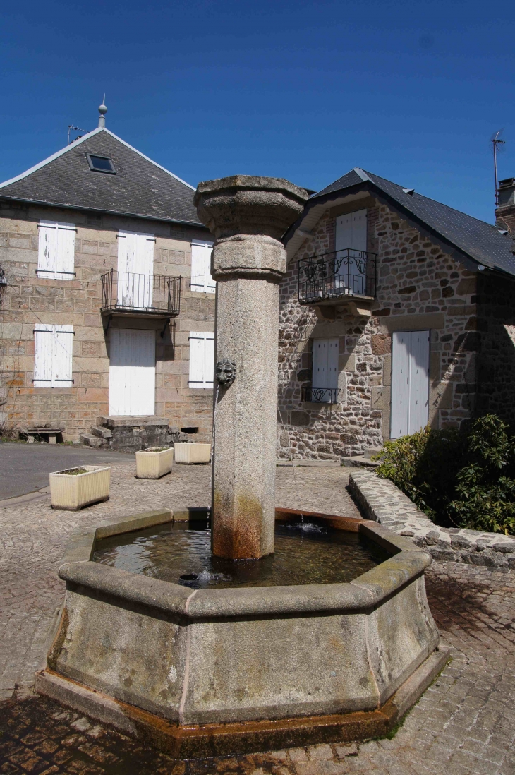 La fontaine près de l'église. - Saint-Setiers