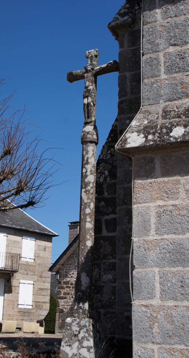 Croix en granit près de l'église. - Saint-Setiers