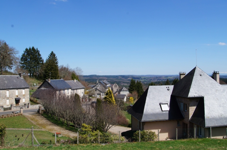 Vue sur le village. - Saint-Setiers