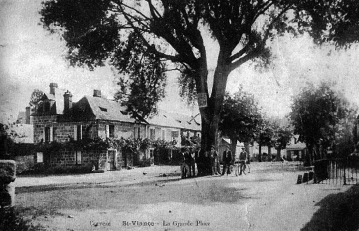 La Grande Place, vers 1912 (carte postale ancienne). - Saint-Viance