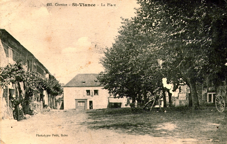 La place, vers 1910 (carte postale ancienne). - Saint-Viance