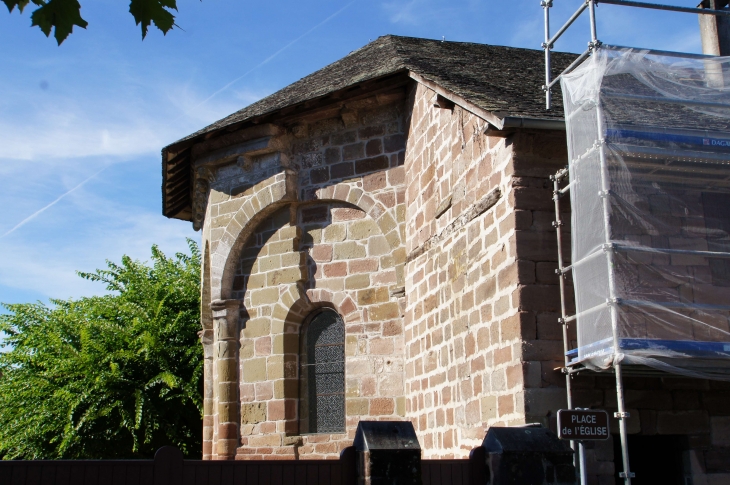 Le chevet de l'église romane Saint Viance du XIIe, en réparation. - Saint-Viance