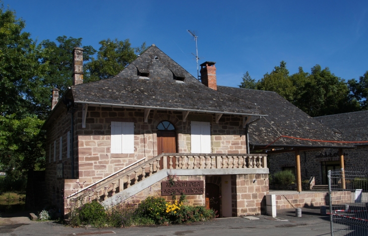 Maison des associations, sur la place. - Saint-Viance