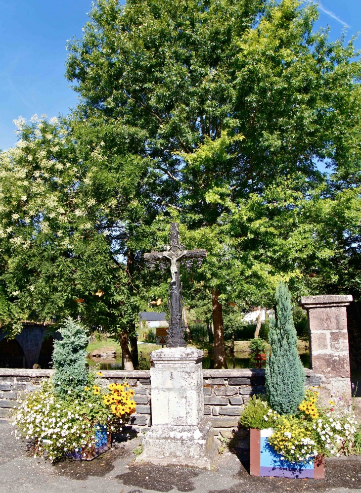 Croix près de l'église. - Saint-Viance