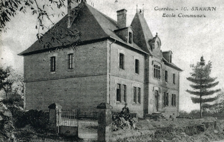 L'Ecole communale, vers 1912 (carte postale ancienne). - Sarran