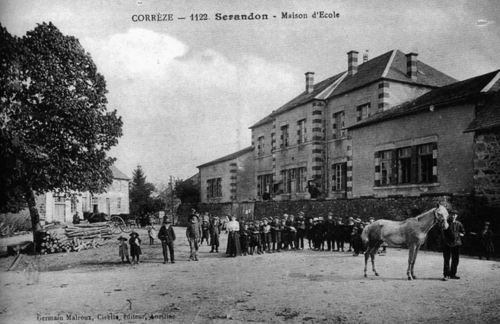 Maison d'école, vers 1912 (carte postale ancienne). - Sérandon