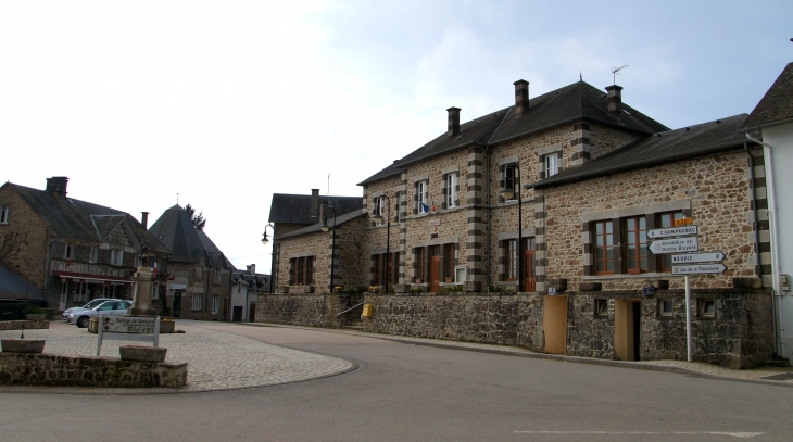 Ancienne maison d'école devenue la Mairie, en 2013. - Sérandon