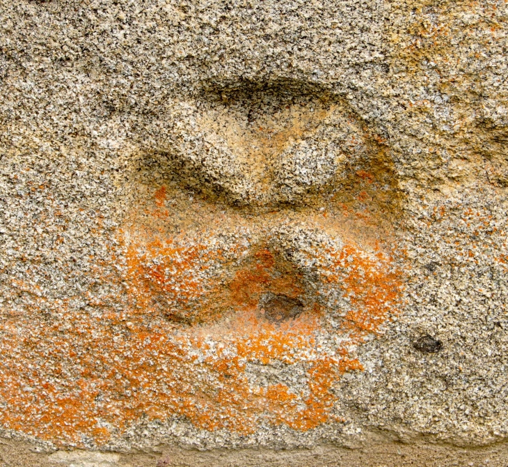 Pierre templière dans le mur de l'église. - Sérandon