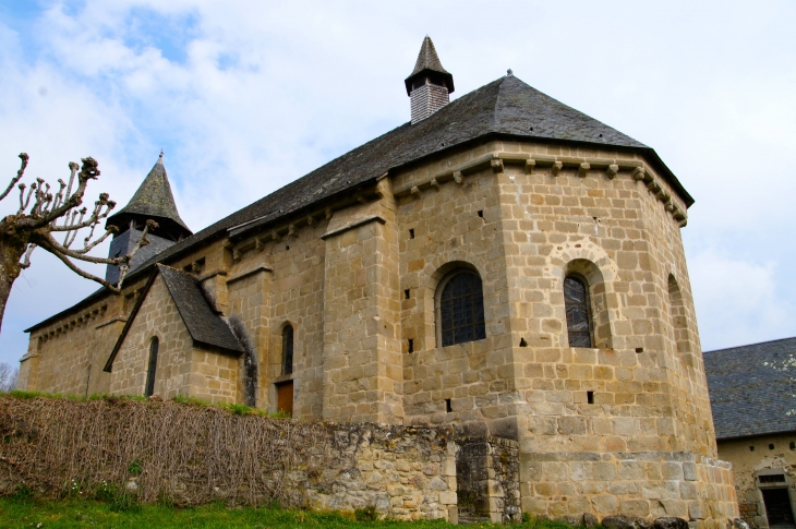 Le chevet de l'église Sainte-Radegonde. - Sérandon