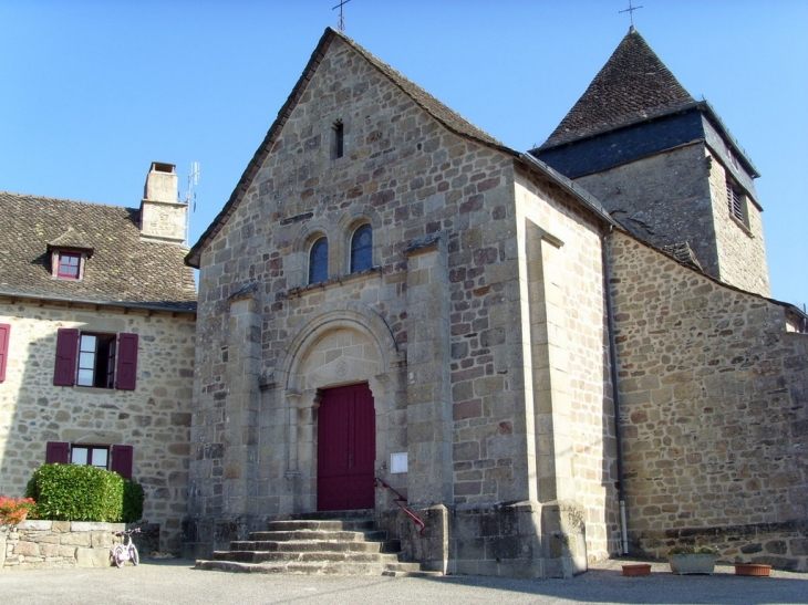 Eglise du XIIème remaniée XVè et XVIIè-Tour de clocher XIIès - Sexcles