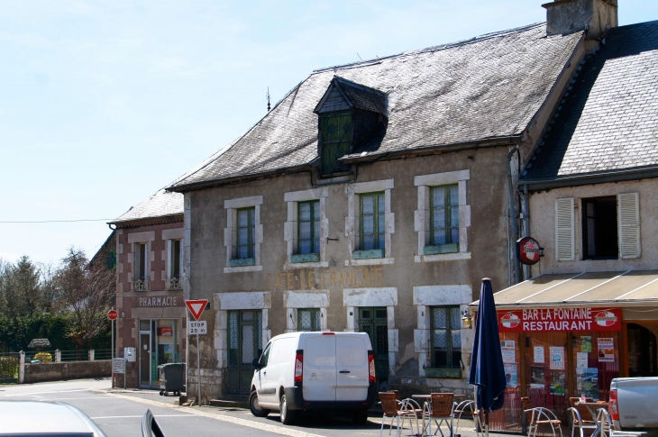 Commerces, face àl'église. - Sornac