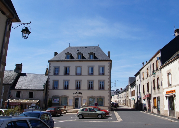 Rue de la république, en 2013 - La Mairie. - Sornac