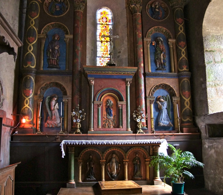 Le retable imposant aux enluminures, polychromies, châpiteaux et corniches du milieu du XIXe siècle. - Sornac