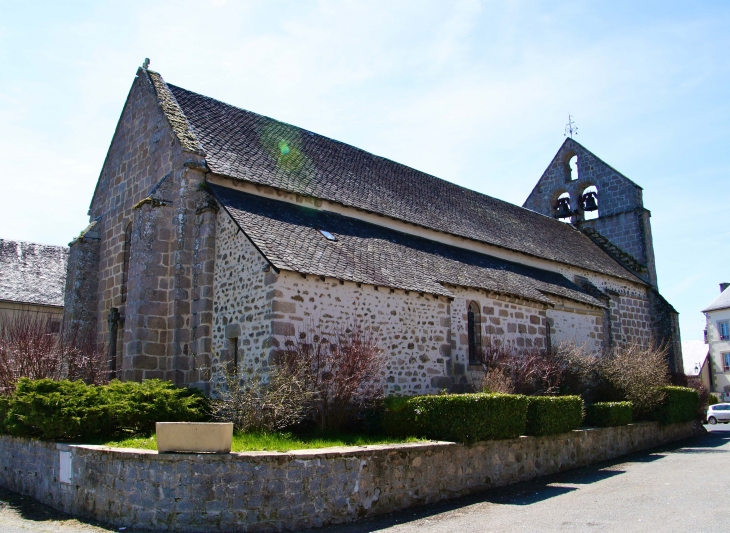 Eglise Saint-Roch de Sornac (fin XIIe siècle pour son choeur et clocher-mur typique) est l'édifice roman le plus imposant pas ses dimensions du plateau de Millevaches versant corrézien.