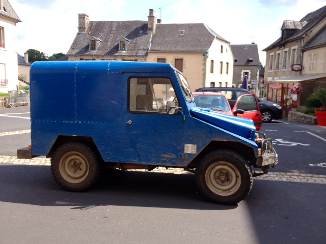 Ancien véhicule tout terrain de marque  - Sornac