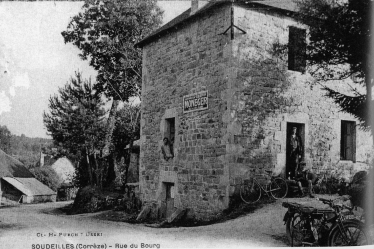 Rue du bourg, vers 1930 (carte postale ancienne). - Soudeilles