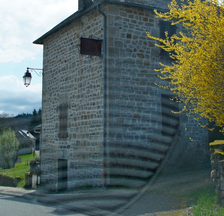 Rue du bourg, en 2013. - Soudeilles