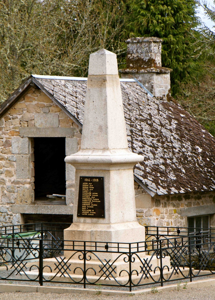 Le Monument aux Morts - Soudeilles