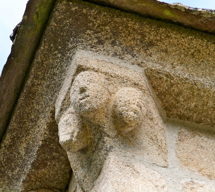 Détail : modillon de l'église. - Soudeilles