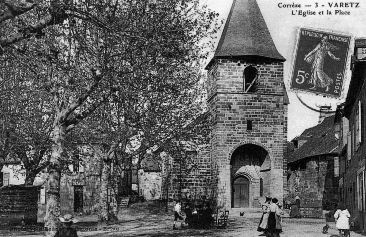 L'églie et la place, vers 1910 (carte postale ancienne). - Varetz