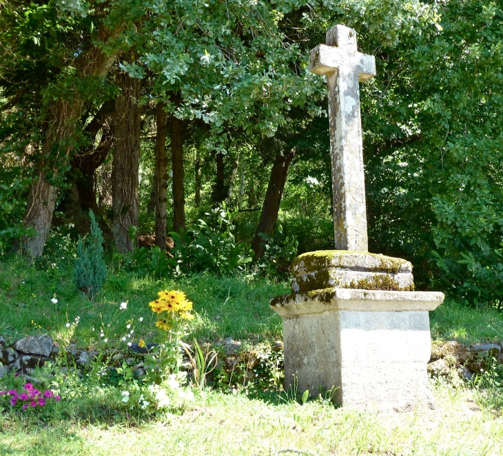 Croix de mission près de l'église. - Veix