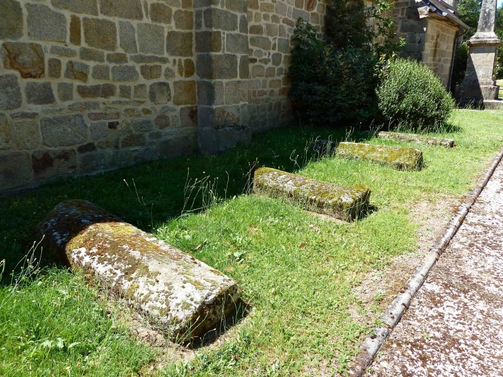 Tombes près de l'église Saint Pardous et Saint Salvy. - Veix