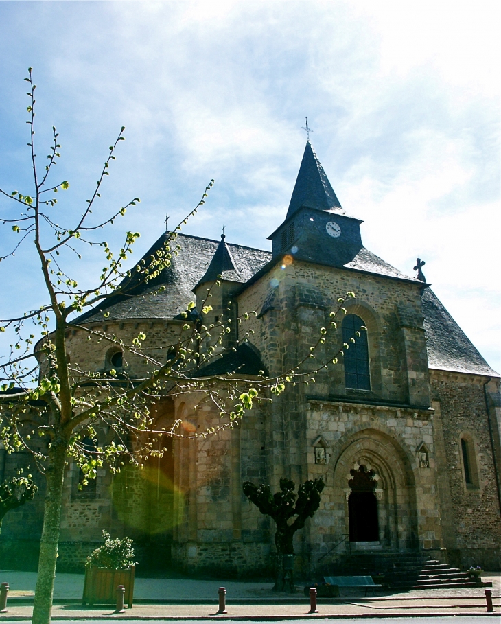 Eglise abbatiale saint-pierre du Vigeois fut construite au XIe et XIIe siècles.