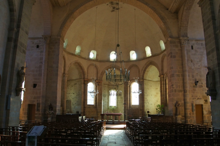 Courte nef unique vers le choeur imposant pourvu de trois absidioles rayonnantes mais sans déambulatoire. Abbatiale Saint-Pierre. - Vigeois