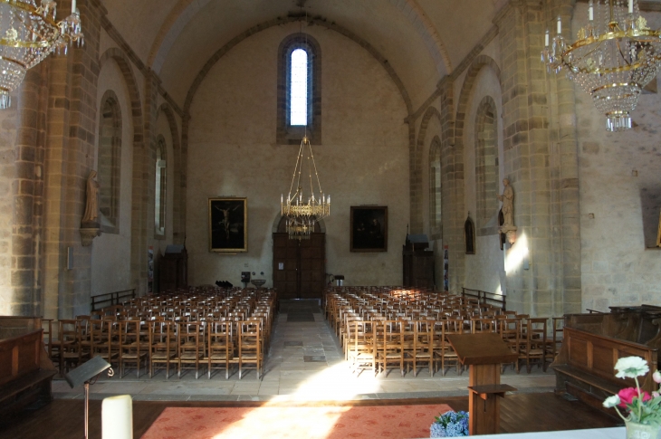 La nef unique vers le portail. Abbatiale Saint-Pierre. - Vigeois