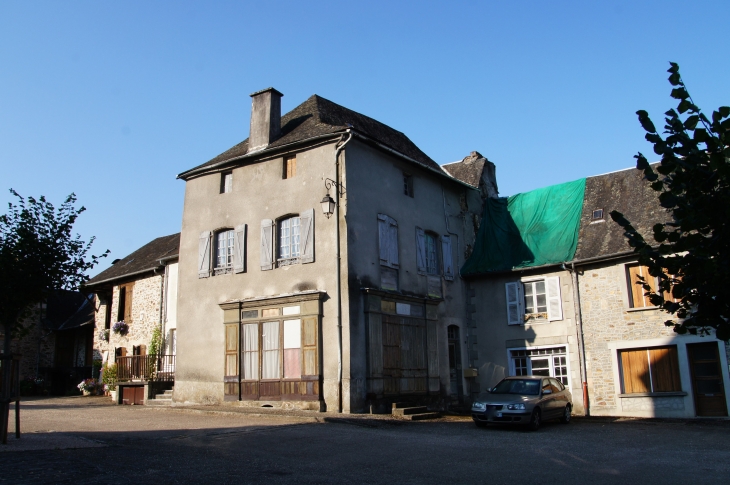 Ancien commerce près de l'église. - Vigeois