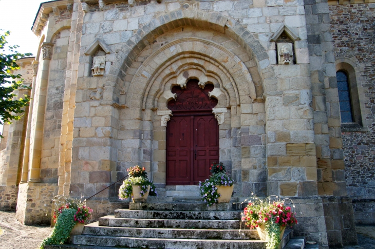 Porte polylobée du bras nord du transept : abbatiale Saint-Pierre. - Vigeois