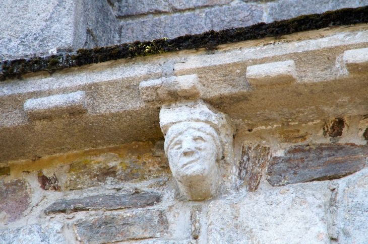 Modillon-au-dessus-de-la-porte-polylobee-abbatiale-saint-pierre - Vigeois