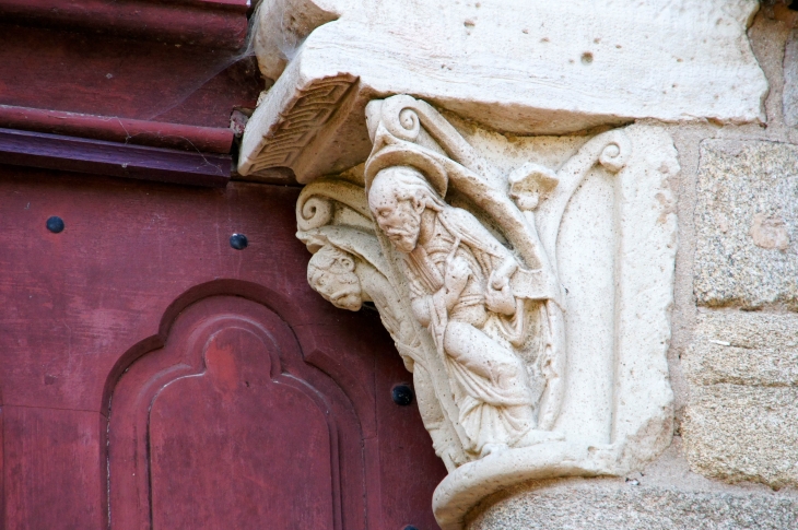 Détail : porte polylobée. Abbatiale Saint-Pierre. - Vigeois