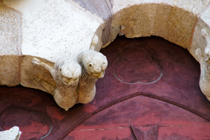 Détail : porte polylobée. Abbatiale Saint-Pierre. - Vigeois