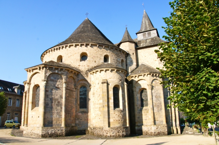 Le chevet de l'abbatiale Saint-Pierre. - Vigeois