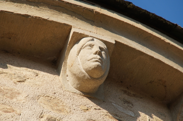 Modillon du chevet de l'abbatiale Saint-Pierre. - Vigeois