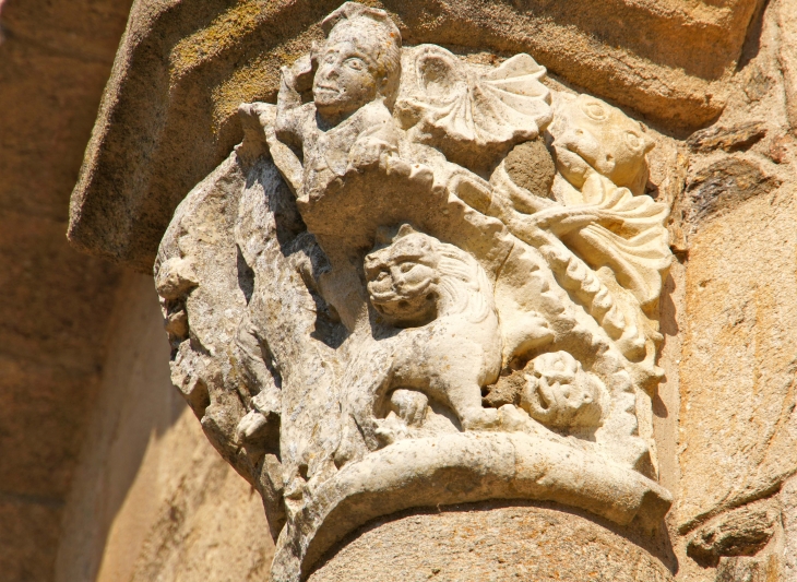 Chapiteau du chevet de l'abbatiale Saint-Pierre. - Vigeois