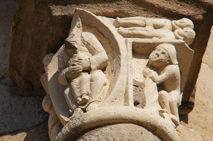 Chapiteau du chevet de l'abbatiale Saint-Pierre. - Vigeois